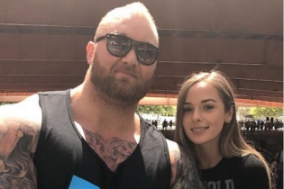 Chuyện tình sao khổng lồ "Game of Thrones" và vợ thấp hơn nửa mét