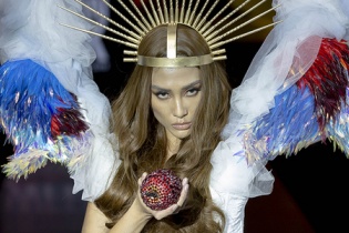 Võ Hoàng Yến hóa nữ thần với váy hình rắn