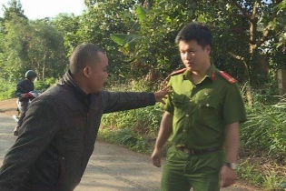 Thanh niên vi phạm dọa đốt xe rồi tấn công CSGT