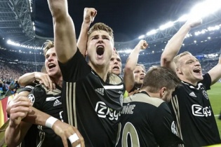 Ajax loại Juventus ở tứ kết Champions League