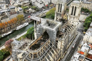 Nhà thờ Đức Bà Paris ngổn ngang, hư hại sau vụ hỏa hoạn kinh hoàng