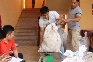 Các bao tải ven đường chứa gần 1 tấn ma túy đá, công an bắt giữ 3 đối tượng