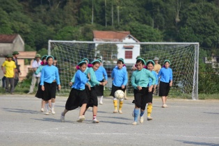 Chị em mặc váy đá bóng dưới trời nắng 37 độ, đàn ông đứng ngoài hò reo
