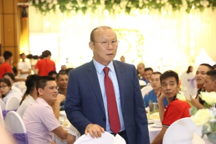 HLV Park và các đồng đội chúc mừng hạnh phúc Hùng Dũng