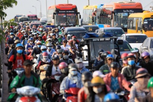Cửa ngõ Sài Gòn, Hà Nội tê liệt vì người dân nghỉ lễ