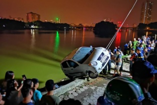 Ô tô lao xuống hồ Linh Đàm, tài xế đạp cửa thoát thân