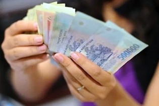 Hạn chế tín dụng đen: Người lao động có thể được tạm ứng tới 3 tháng lương
