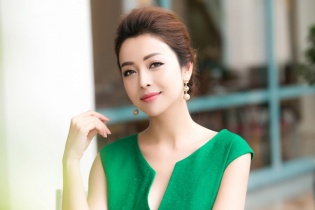 Jennifer Phạm ngất xỉu khi đang dẫn chương trình