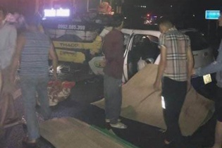 Quảng Ninh: Taxi đâm trực diện xe khách trong đêm, 3 người chết