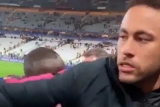 Neymar lĩnh hậu quả vì đấm vào mặt cổ động viên