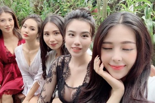 Web drama tràn ngập cảnh khoe thân và những hot girl tai tiếng