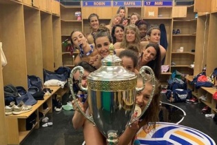 Đội bóng nữ khỏa thân bên Cup