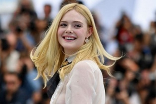 Vẻ đẹp tuổi 20 của giám khảo trẻ nhất LHP Cannes 2019