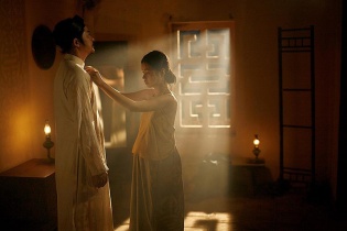 Bùng nổ tranh cãi vụ nữ diễn viên Việt 13 tuổi đóng cảnh người lớn