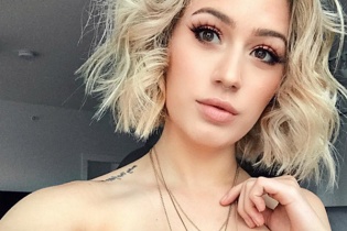 Người mẫu Anh tháo túi nâng ngực vì biến chứng khiến cô như bà lão 90