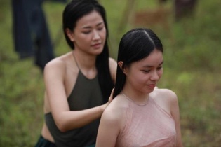 Phim "Vợ ba" bị dừng chiếu sau ồn ào bé gái 13 tuổi đóng cảnh nóng