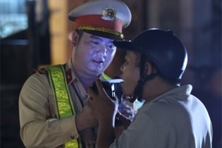 Khách quán nhậu bỏ xe khi bị cảnh sát kiểm tra nồng độ cồn