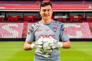 Thủ thành Văn Lâm nhận quà quý từ thầy Park trước King’s Cup