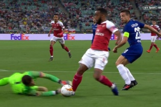 Tranh cãi nảy lửa về tình huống Arsenal mất quả phạt đền