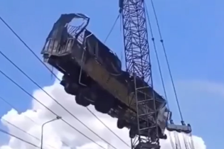 Vụ sập cầu: Cần cẩu bất ngờ gãy đôi khi đang cẩu xe tải lên bờ