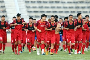 Tuyển Việt Nam tập buổi đầu ở Thái Lan