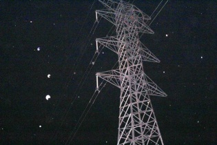 Nghệ An: Hy hữu 2 anh em mắc kẹt trên cột điện cao thế nhiều giờ trong đêm