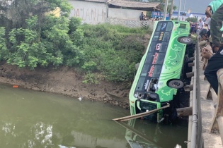 Xe khách lao qua lan can rơi xuống sông, ít nhất 2 người chết
