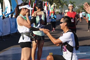 Runner quỳ gối cầu hôn bạn gái tại VnExpress Marathon 2019