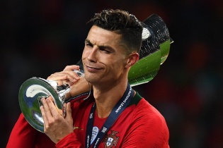 Ronaldo ôm cúp chạy ăn mừng đầy phấn khích