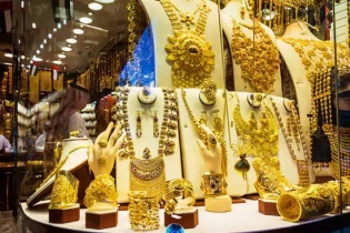 Giá vàng hôm nay 17/6: Theo đà tăng mạnh, lên sát 38 triệu