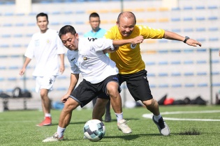 HLV Park đá bóng cùng các phóng viên Việt Nam
