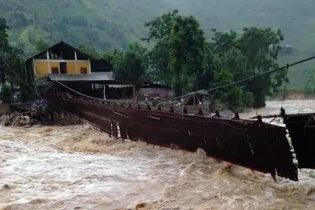 Lũ ống cực lớn "vặn" nghiêng cầu treo qua suối Sa Pa