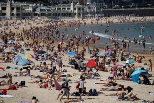 3 du khách tử vong vì sốc nhiệt khi tắm biển ngày nóng cực điểm 