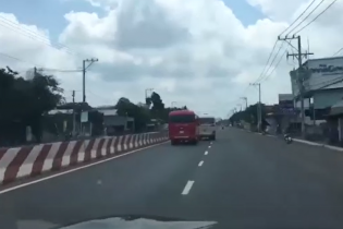 Tạm giữ 2 xe khách rượt đuổi nhau, đe doạ tính mạng hàng chục hành khách 