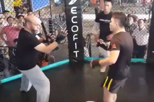 Flores: "Tôi chỉ dùng 50% sức mạnh trong trận đấu với Lưu Cường"