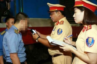 Hai nhân viên gác chắn tàu bị phạt do vi phạm nồng độ cồn