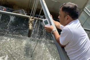 Sông Tô Lịch nước trong, nhìn rõ đáy bùn đang phân hủy nhờ công nghệ Nhật