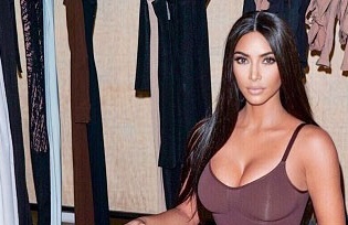 Kim Kardashian bị chỉ trích vì đặt tên nhãn hiệu nội y là Kimono