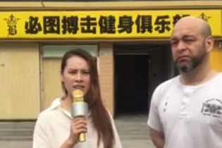 Flores tới võ đường kickboxing, tìm gặp Từ Hiểu Đông