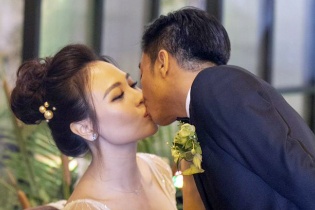 Đàm Thu Trang hôn Cường Đôla say đắm trong hôn lễ