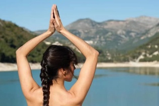 Yoga khỏa thân là gì và lý do tập ở Việt Nam bị phạt 
