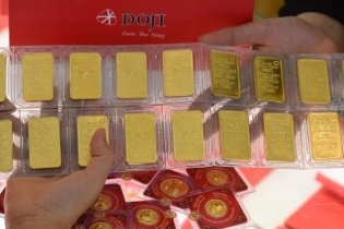 Giá vàng tăng vọt lên đỉnh mới, sát ngưỡng 42 triệu đồng/lượng