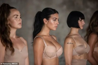 Bạn gái của Cristiano Ronaldo khoe thân hình sexy