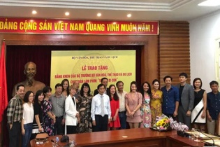 Đoàn phim “Về nhà đi con” được trao tặng bằng khen của Bộ trưởng Bộ Văn hoá 