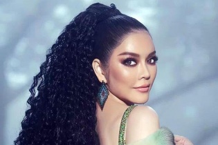 Lý Nhã Kỳ gợi cảm với váy xuyên thấu 
