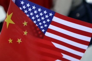 Ông Trump áp thuế đáp trả, "ra lệnh" các công ty Mỹ rời Trung Quốc
