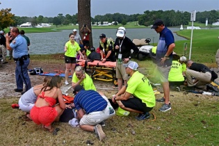 Kinh hãi sét đánh trúng sân golf khiến nhiều người bị thương