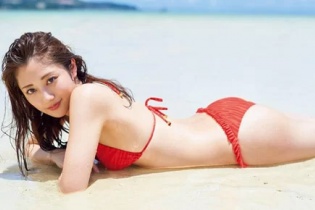 Okuyama Kazusa khoe thân hình sexy với bikini