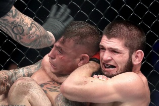"Độc cô cầu bại" Khabib tung đòn siết cổ hạ knock-out đối thủ