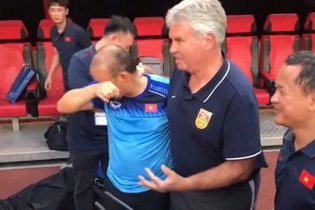 HLV Park Hang Seo bật khóc khi gặp lại Guus Hiddink